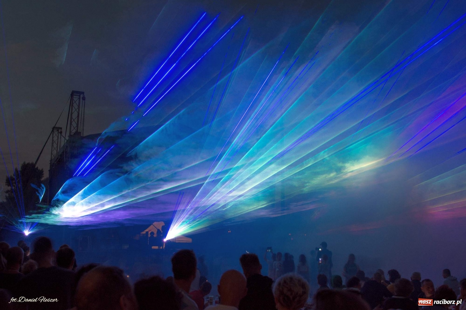 Zdjęcie w galerii na portalu naszraciborz.pl: Majka Jeżowska i laserowa rewia kolorów w Chałupkach wiadomości z regionu