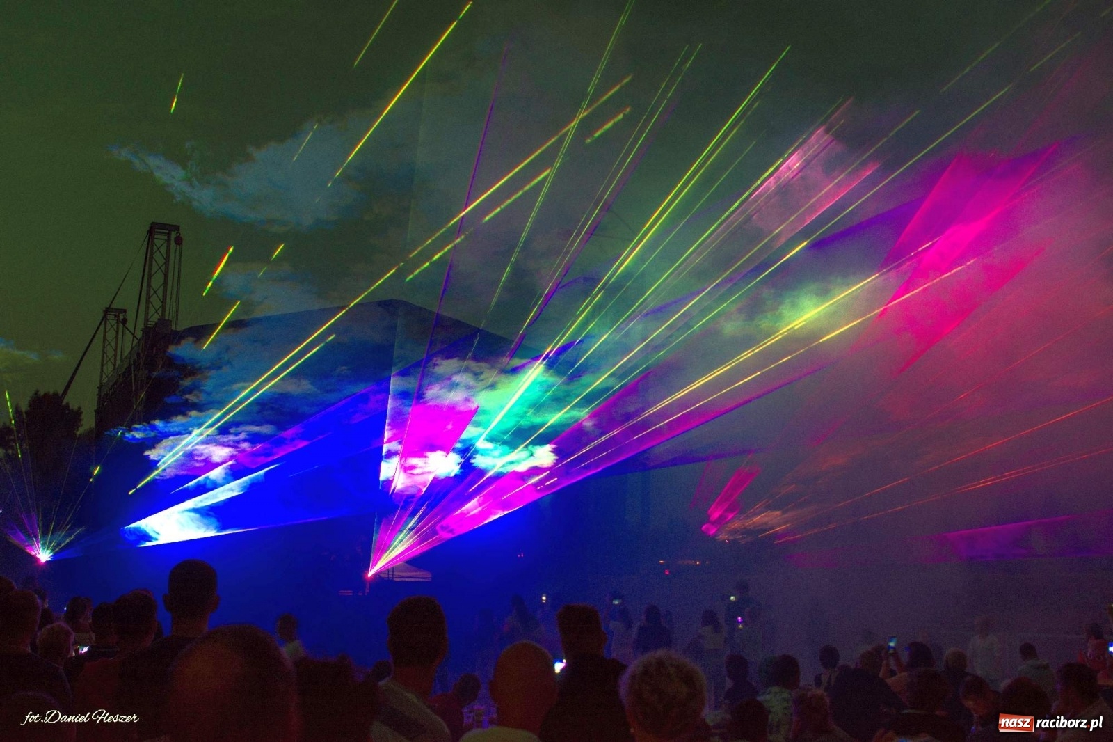 Zdjęcie w galerii na portalu naszraciborz.pl: Majka Jeżowska i laserowa rewia kolorów w Chałupkach wiadomości z regionu