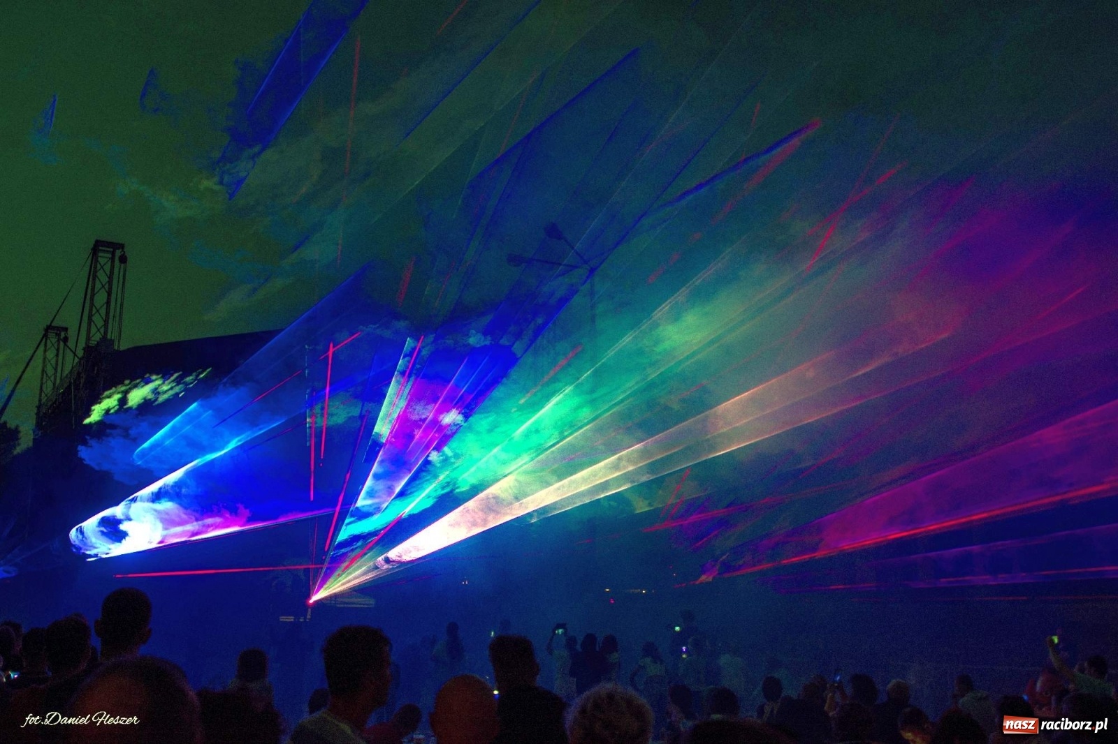 Zdjęcie w galerii na portalu naszraciborz.pl: Majka Jeżowska i laserowa rewia kolorów w Chałupkach wiadomości z regionu