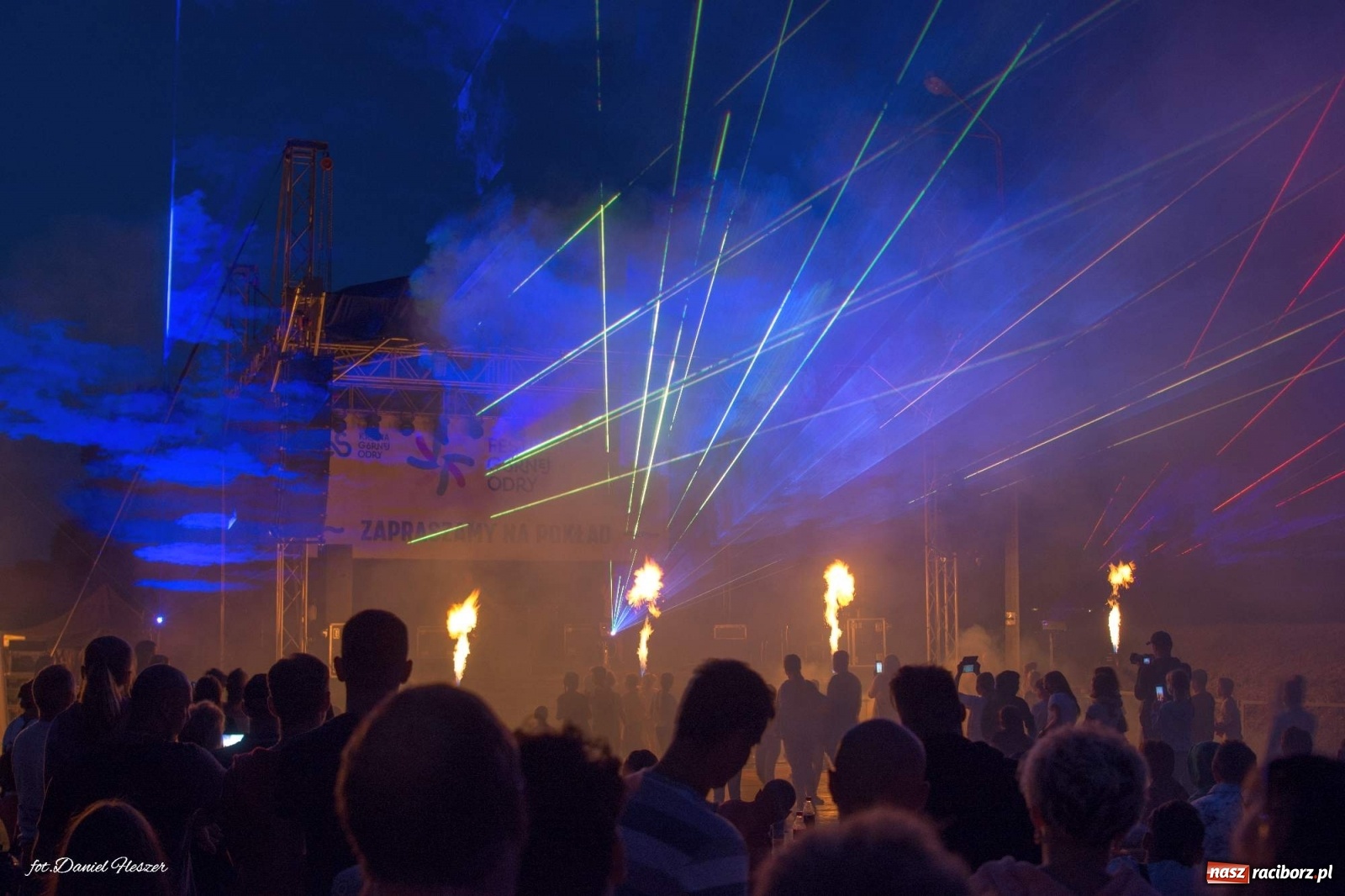 Zdjęcie w galerii na portalu naszraciborz.pl: Majka Jeżowska i laserowa rewia kolorów w Chałupkach wiadomości z regionu
