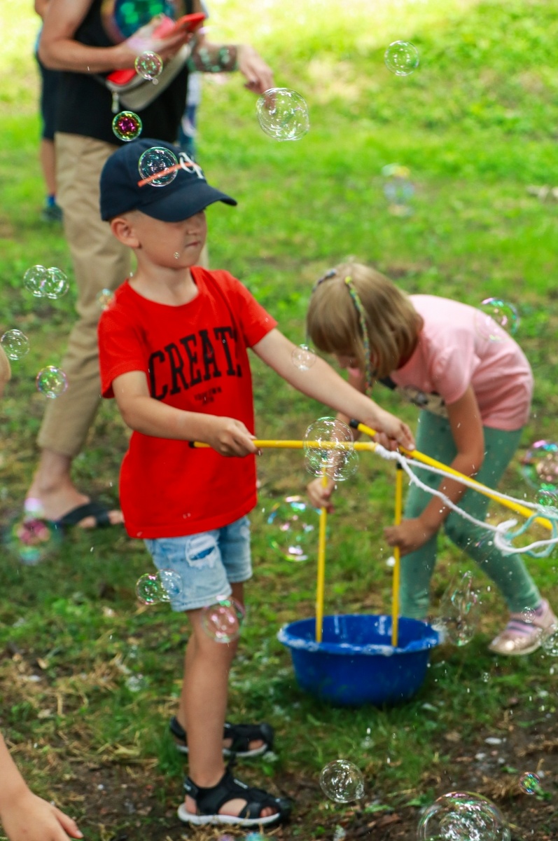 Zdjęcie w galerii na portalu naszraciborz.pl: Bańki, koniki, Banana Boat i The Sunny Side. Sobota na bulwarach wiadomości z regionu