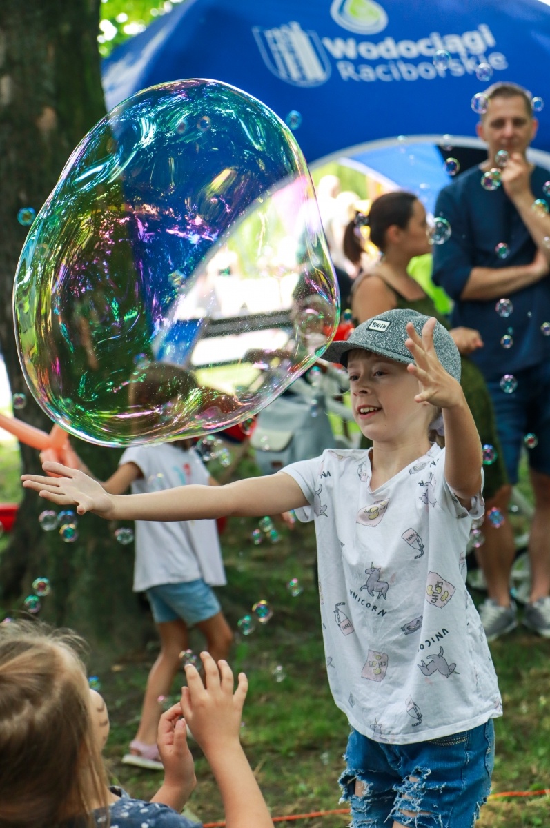 Zdjęcie w galerii na portalu naszraciborz.pl: Bańki, koniki, Banana Boat i The Sunny Side. Sobota na bulwarach wiadomości z regionu