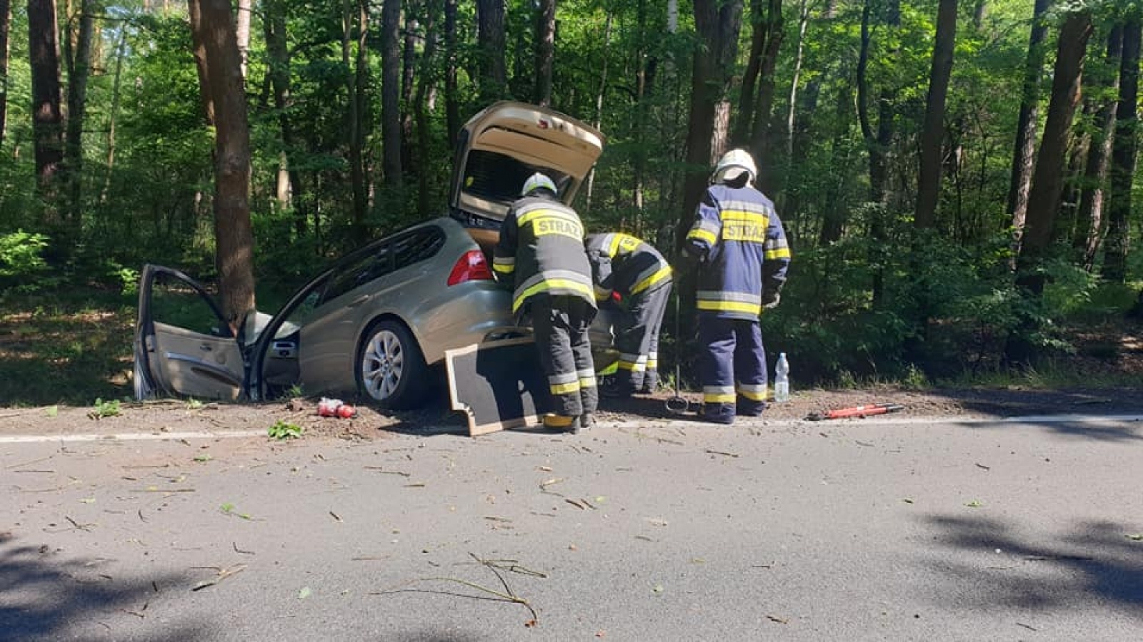 Zdjęcie w galerii na portalu naszraciborz.pl: BMW wypadło z drogi Kuźnia Raciborska-Ruda Kozielska wiadomości z regionu