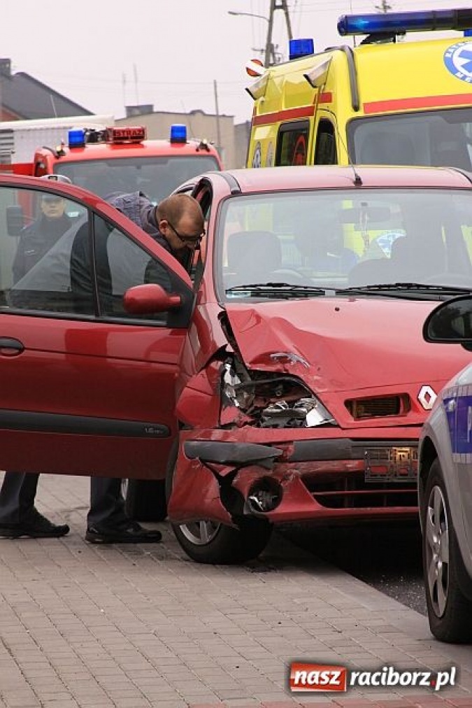 Zdjęcie w galerii na portalu naszraciborz.pl: Opel potrącił starszą panią  wiadomości z regionu