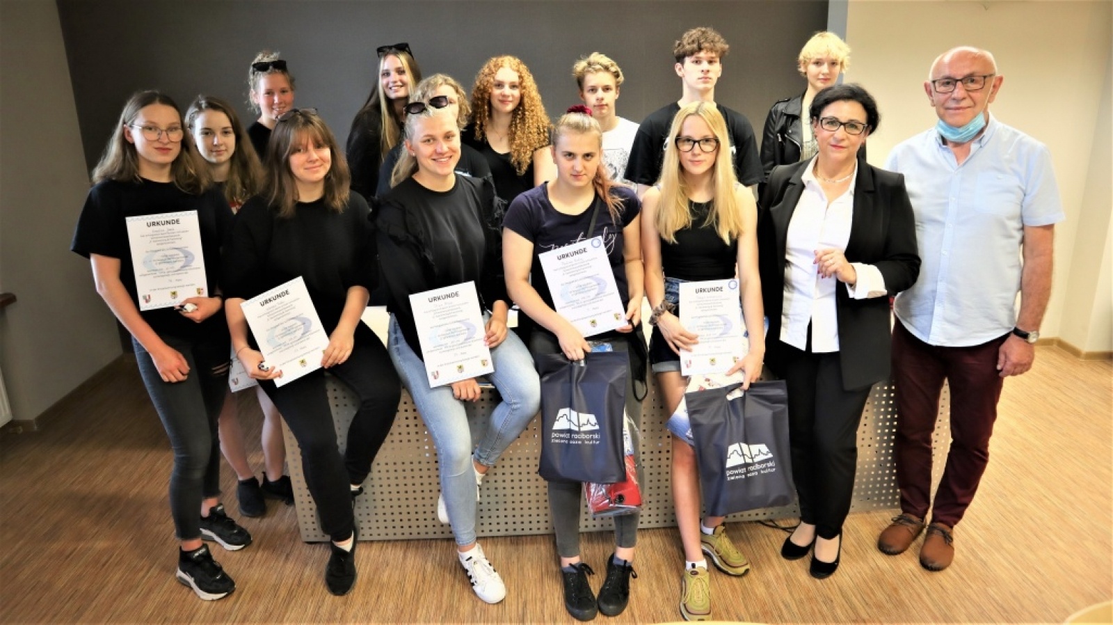 Zdjęcie w galerii na portalu naszraciborz.pl: Nagrody za wirtualne zawody pływackie rozdane wiadomości z regionu