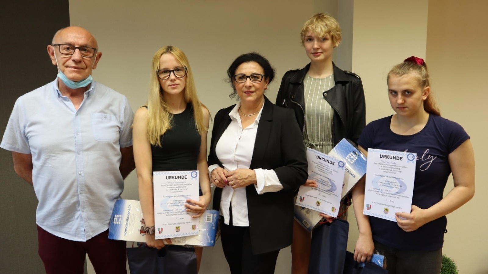 Zdjęcie w galerii na portalu naszraciborz.pl: Nagrody za wirtualne zawody pływackie rozdane wiadomości z regionu