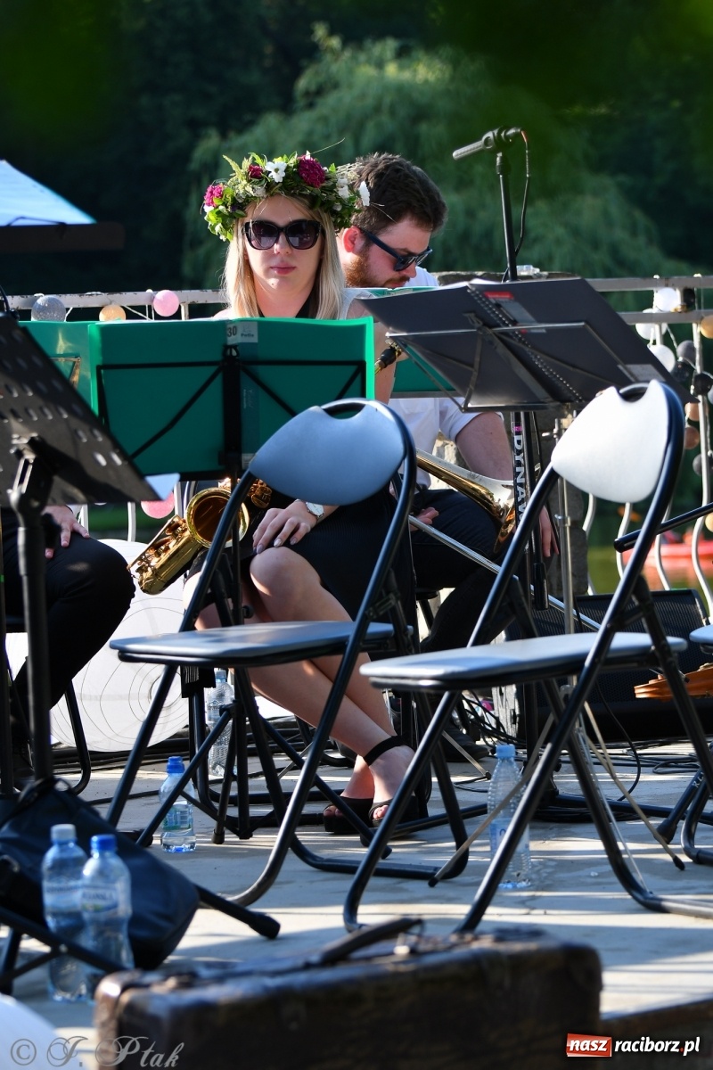 Zdjęcie w galerii na portalu naszraciborz.pl: Muzyczna niedziela nad stawem gondolowym wiadomości z regionu