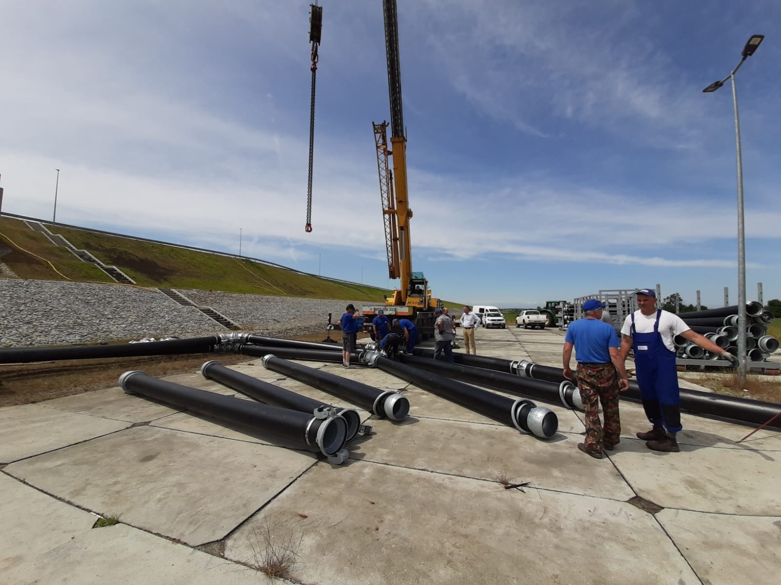 Zdjęcie w galerii na portalu naszraciborz.pl: Dwa baseny olimpijskie napełni w ciągu godziny. Na zbiornik Racibórz trafiła pompa dużej wydajności wiadomości z regionu
