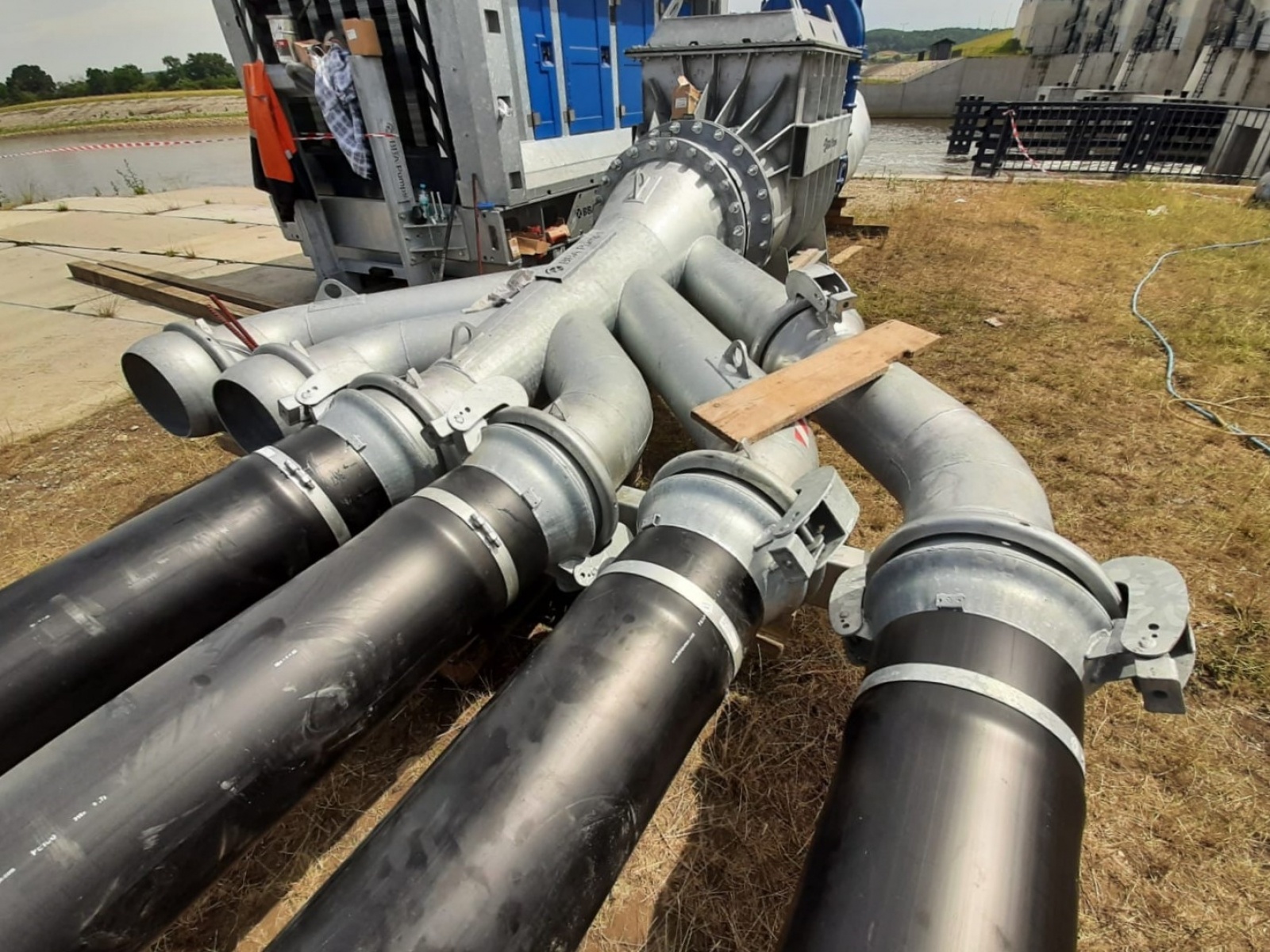 Zdjęcie w galerii na portalu naszraciborz.pl: Dwa baseny olimpijskie napełni w ciągu godziny. Na zbiornik Racibórz trafiła pompa dużej wydajności wiadomości z regionu