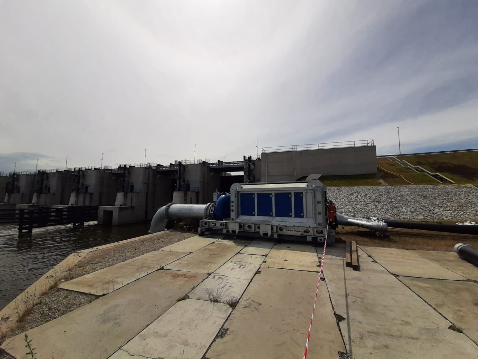 Zdjęcie w galerii na portalu naszraciborz.pl: Dwa baseny olimpijskie napełni w ciągu godziny. Na zbiornik Racibórz trafiła pompa dużej wydajności wiadomości z regionu