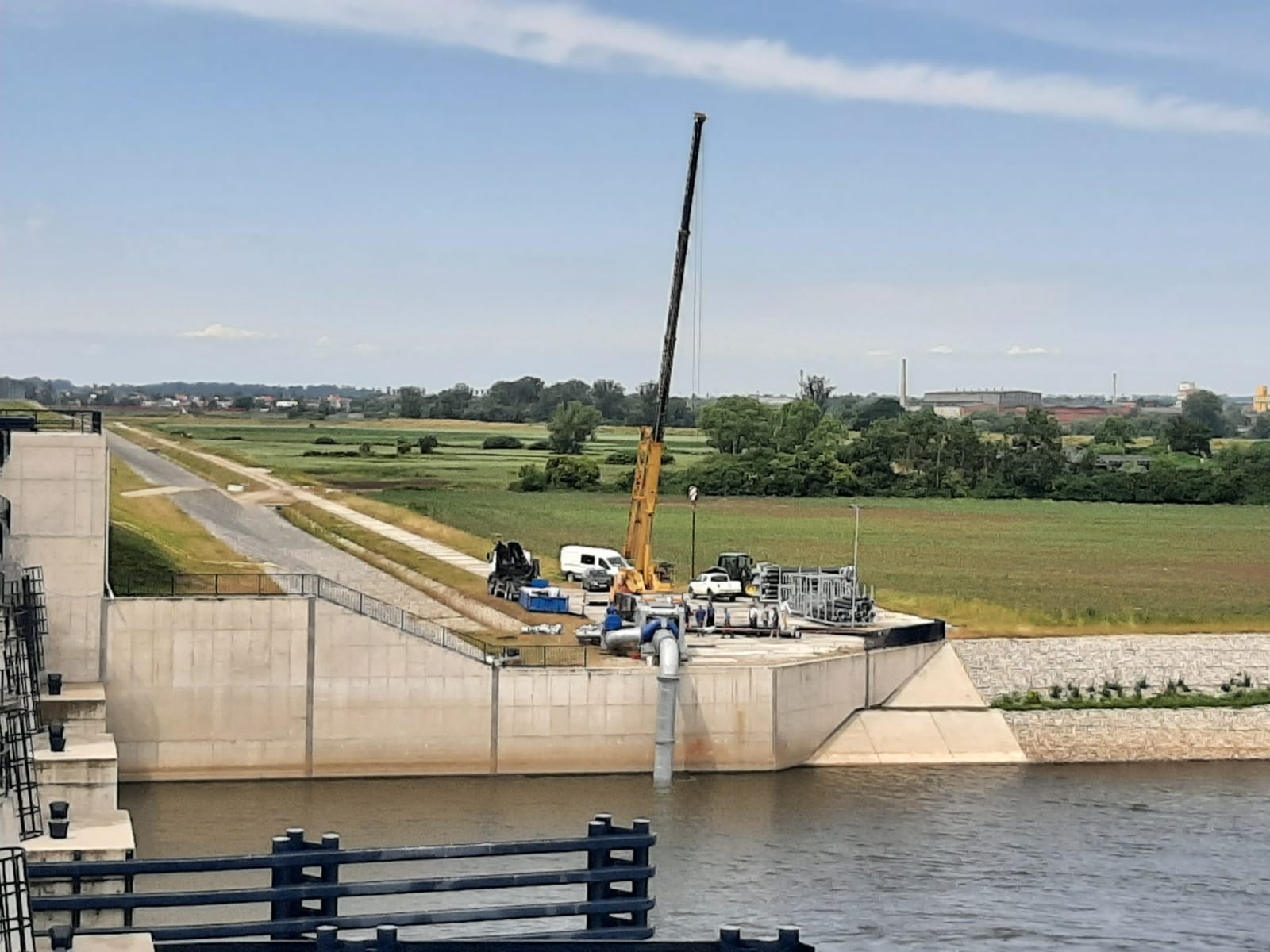 Zdjęcie w galerii na portalu naszraciborz.pl: Dwa baseny olimpijskie napełni w ciągu godziny. Na zbiornik Racibórz trafiła pompa dużej wydajności wiadomości z regionu