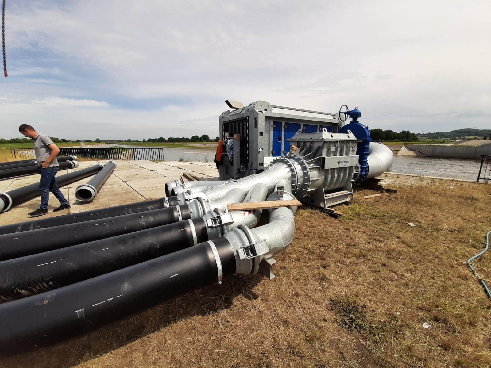 Zdjęcie w galerii na portalu naszraciborz.pl: Dwa baseny olimpijskie napełni w ciągu godziny. Na zbiornik Racibórz trafiła pompa dużej wydajności wiadomości z regionu