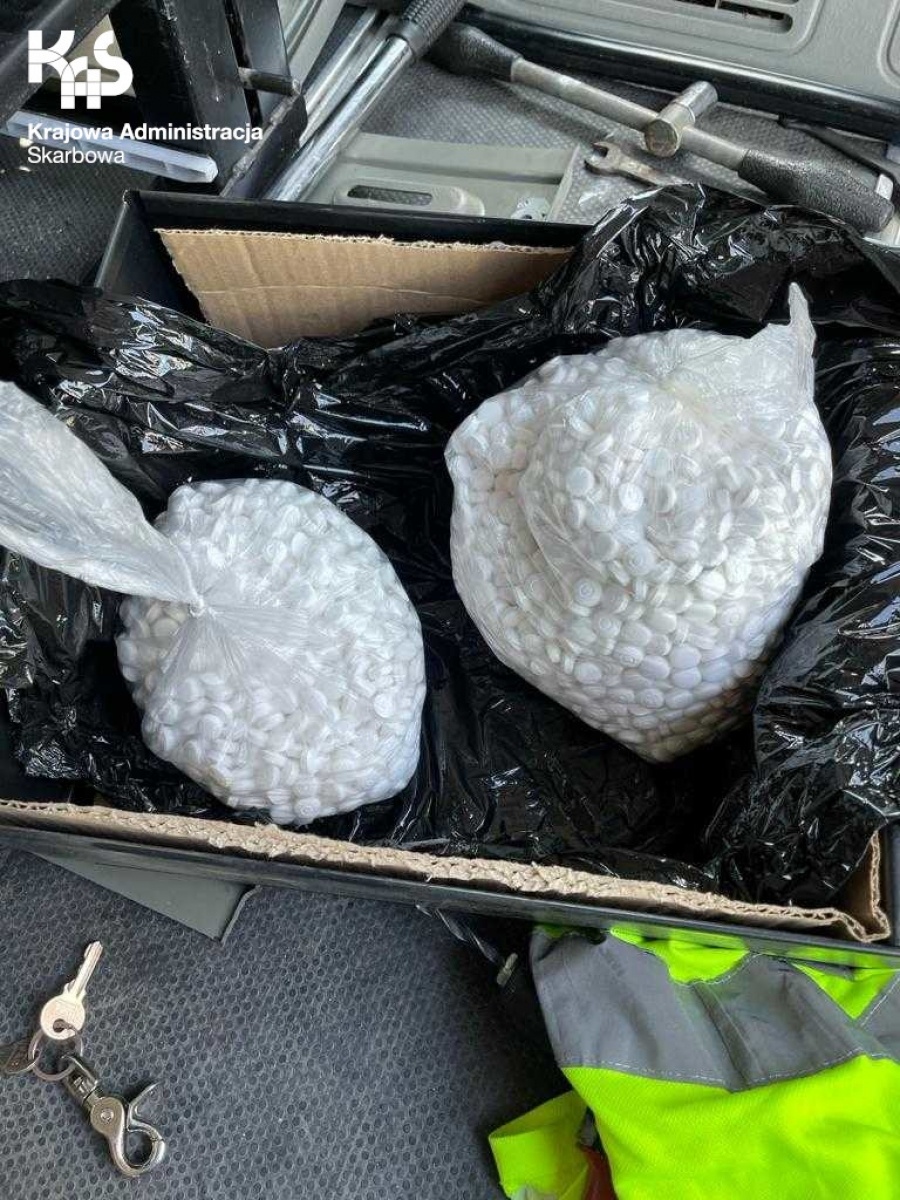 Zdjęcie w galerii na portalu naszraciborz.pl: Tabletki z pseudoefedryną ukryte pod siedzeniem wiadomości z regionu