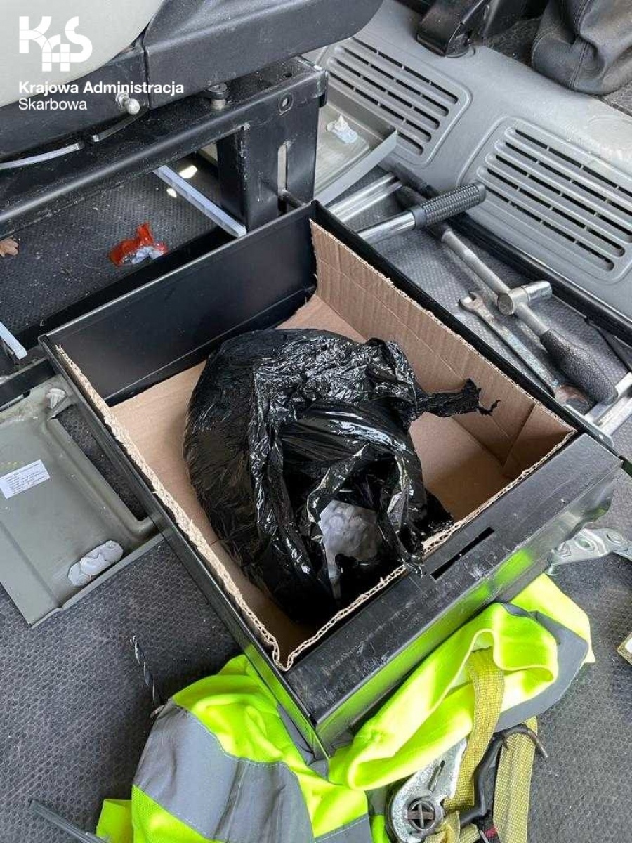 Zdjęcie w galerii na portalu naszraciborz.pl: Tabletki z pseudoefedryną ukryte pod siedzeniem wiadomości z regionu