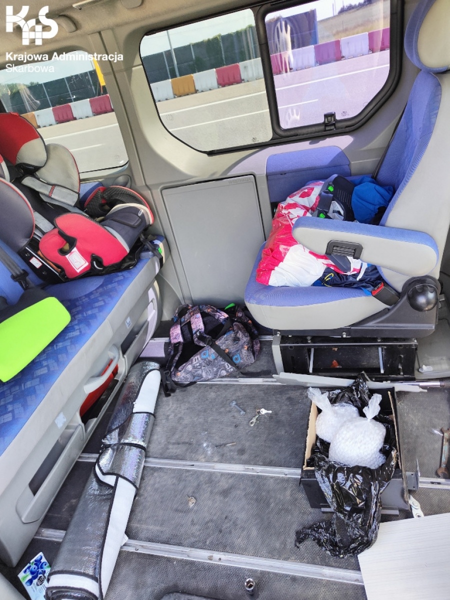 Zdjęcie w galerii na portalu naszraciborz.pl: Tabletki z pseudoefedryną ukryte pod siedzeniem wiadomości z regionu