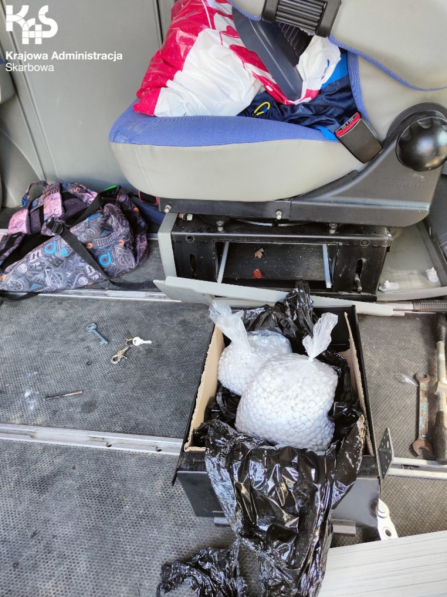 Zdjęcie w galerii na portalu naszraciborz.pl: Tabletki z pseudoefedryną ukryte pod siedzeniem wiadomości z regionu