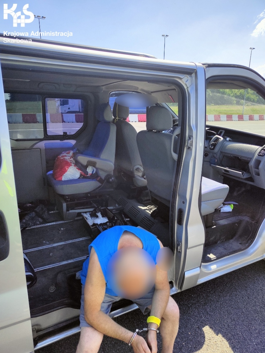 Zdjęcie w galerii na portalu naszraciborz.pl: Tabletki z pseudoefedryną ukryte pod siedzeniem wiadomości z regionu