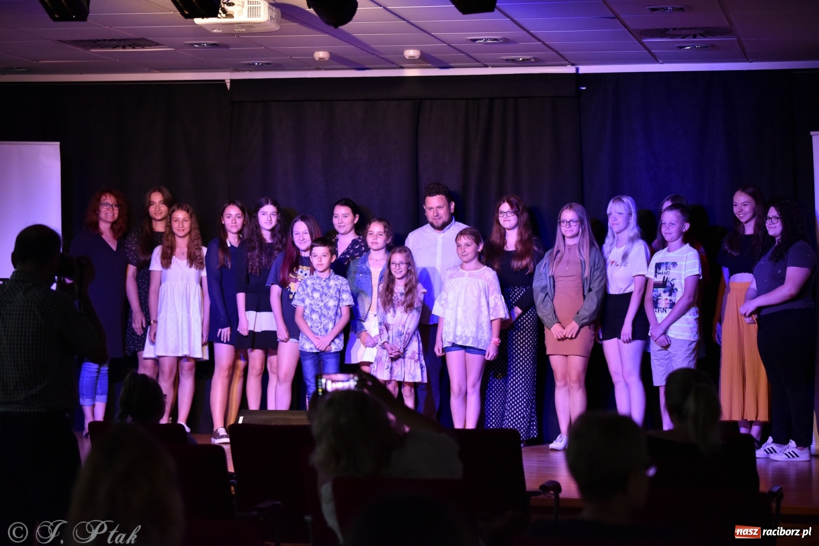 Zdjęcie w galerii na portalu naszraciborz.pl: Soliści kół wokalnych z MDK zaśpiewali na zamku [FOTO] wiadomości z regionu