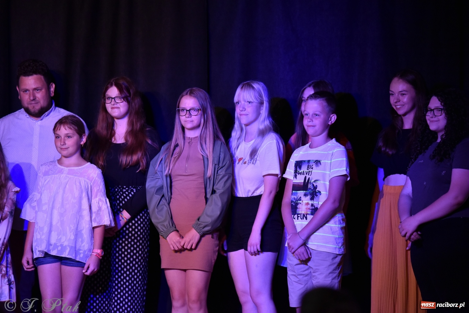 Zdjęcie w galerii na portalu naszraciborz.pl: Soliści kół wokalnych z MDK zaśpiewali na zamku [FOTO] wiadomości z regionu