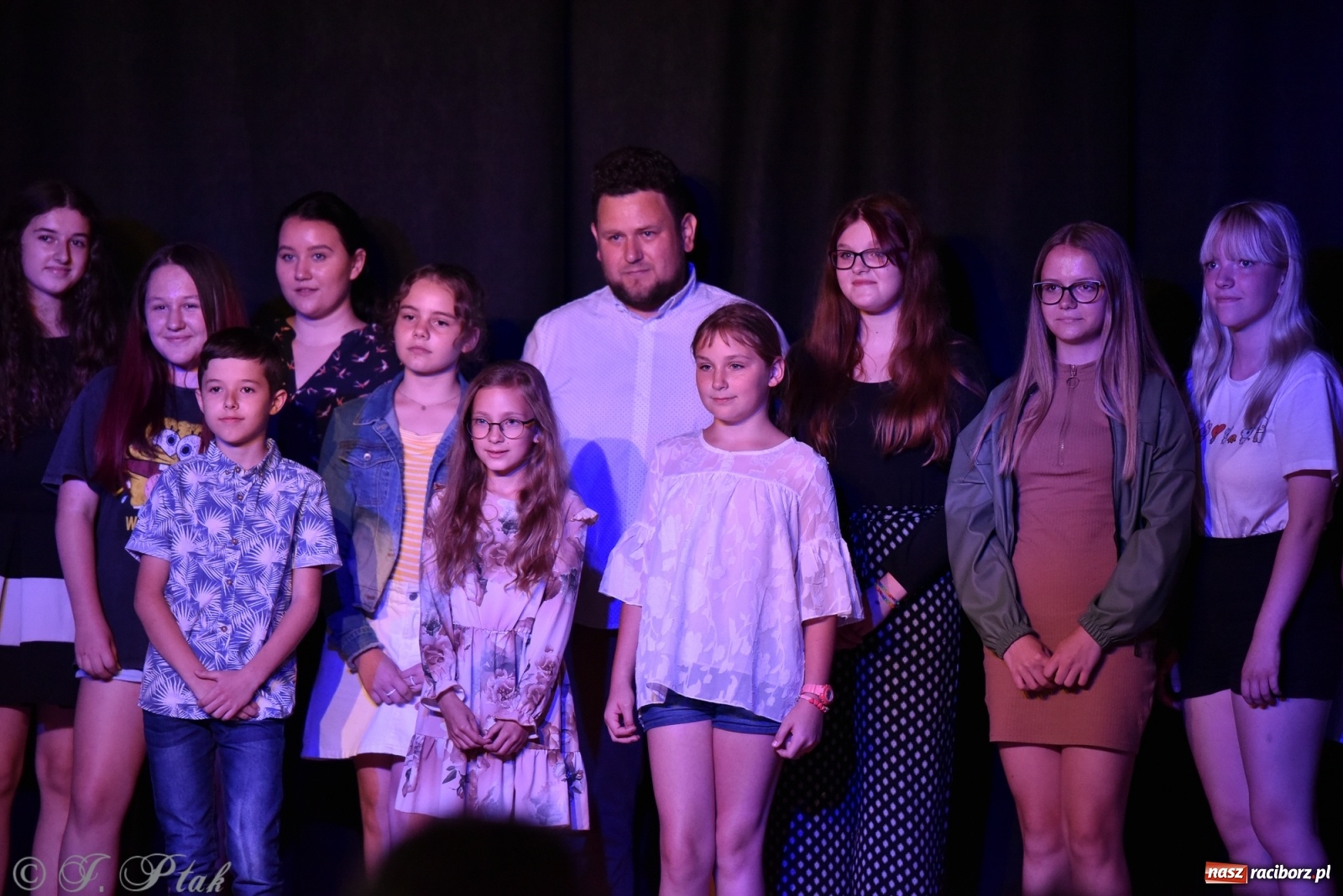 Zdjęcie w galerii na portalu naszraciborz.pl: Soliści kół wokalnych z MDK zaśpiewali na zamku [FOTO] wiadomości z regionu