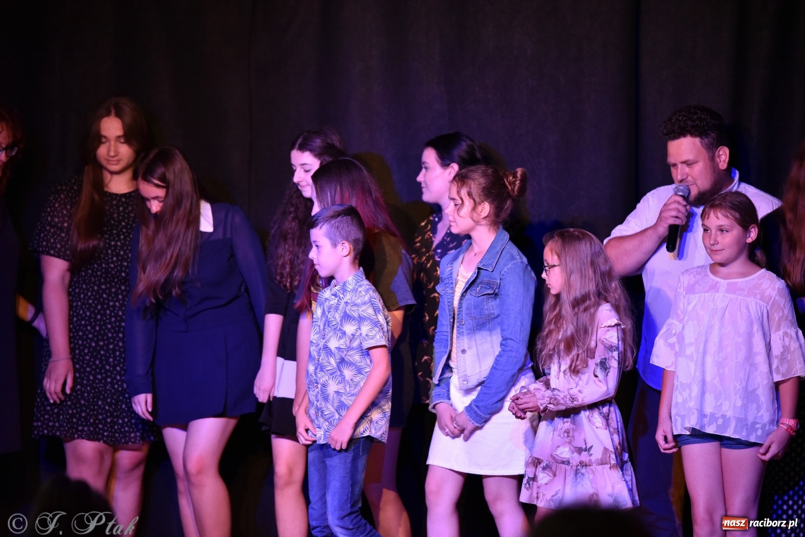 Zdjęcie w galerii na portalu naszraciborz.pl: Soliści kół wokalnych z MDK zaśpiewali na zamku [FOTO] wiadomości z regionu