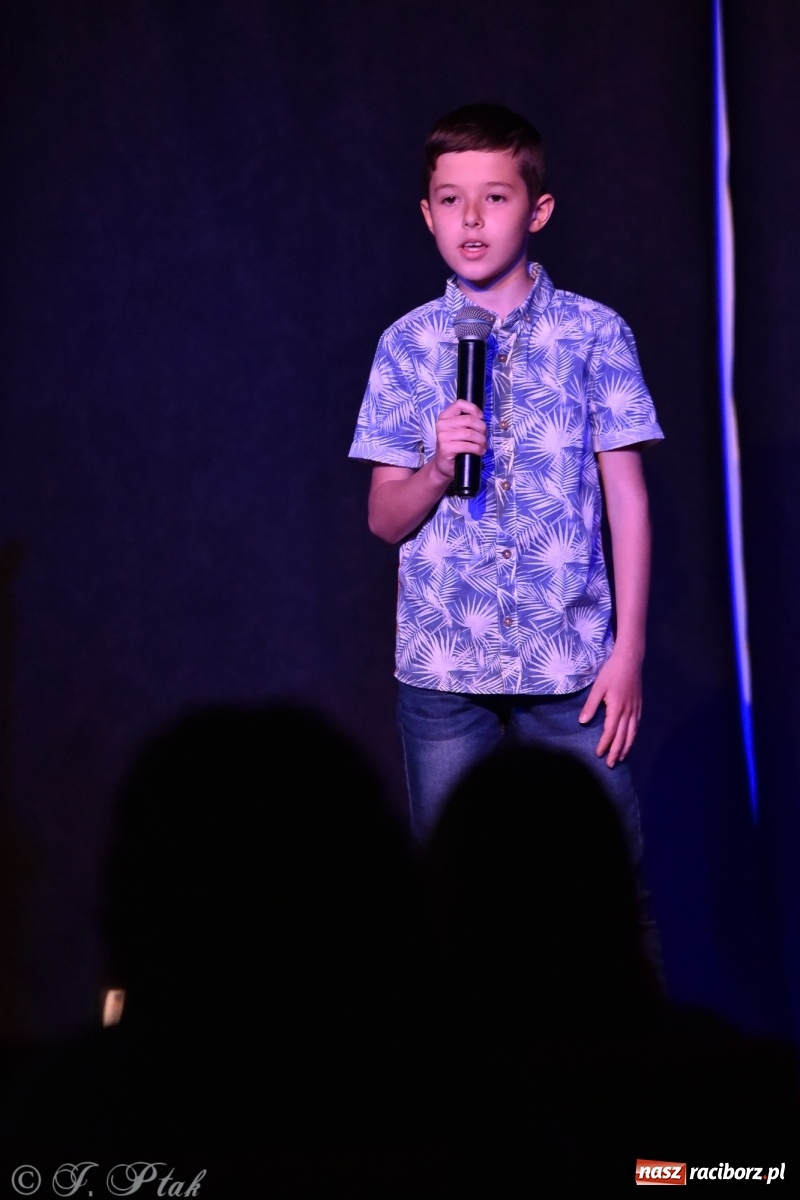 Zdjęcie w galerii na portalu naszraciborz.pl: Soliści kół wokalnych z MDK zaśpiewali na zamku [FOTO] wiadomości z regionu