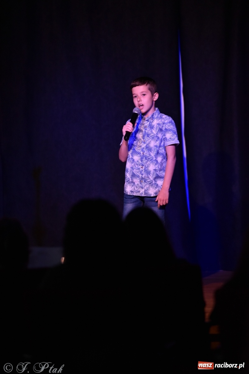 Zdjęcie w galerii na portalu naszraciborz.pl: Soliści kół wokalnych z MDK zaśpiewali na zamku [FOTO] wiadomości z regionu