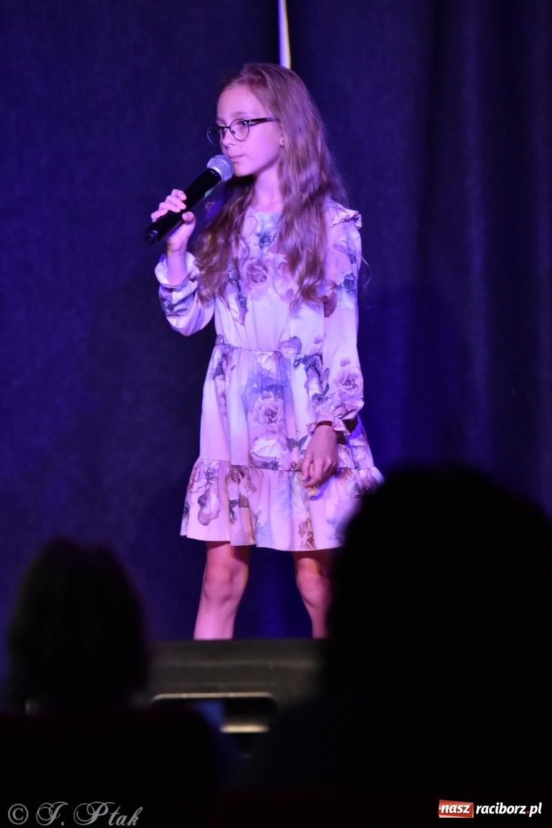 Zdjęcie w galerii na portalu naszraciborz.pl: Soliści kół wokalnych z MDK zaśpiewali na zamku [FOTO] wiadomości z regionu