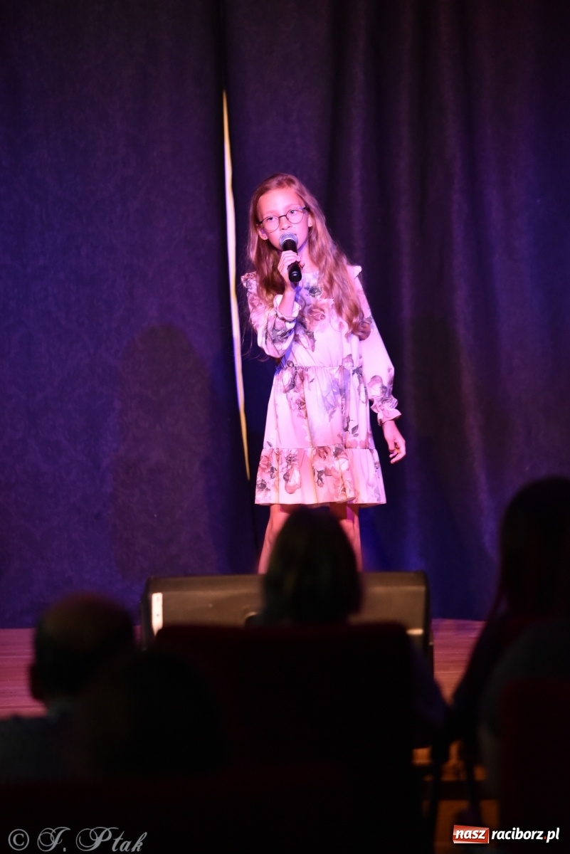 Zdjęcie w galerii na portalu naszraciborz.pl: Soliści kół wokalnych z MDK zaśpiewali na zamku [FOTO] wiadomości z regionu