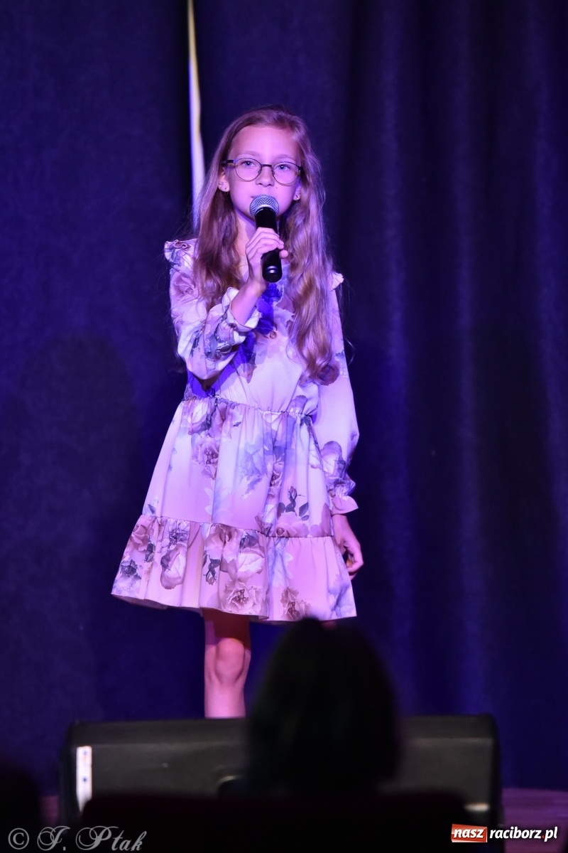 Zdjęcie w galerii na portalu naszraciborz.pl: Soliści kół wokalnych z MDK zaśpiewali na zamku [FOTO] wiadomości z regionu