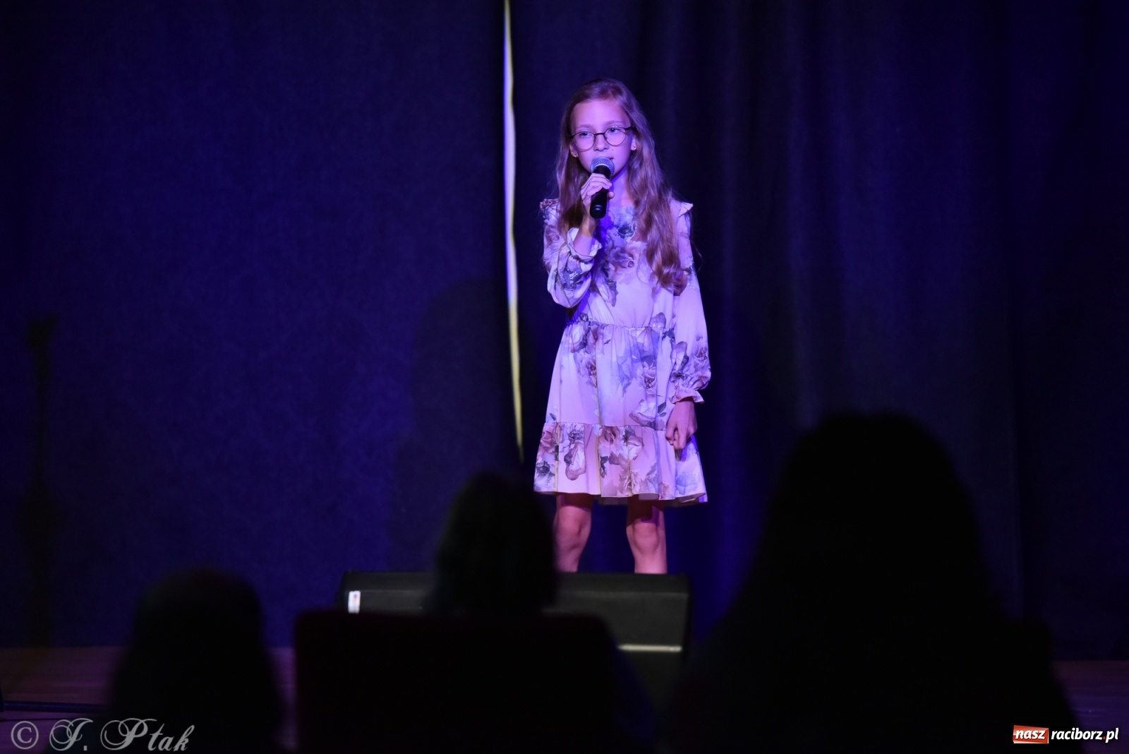 Zdjęcie w galerii na portalu naszraciborz.pl: Soliści kół wokalnych z MDK zaśpiewali na zamku [FOTO] wiadomości z regionu