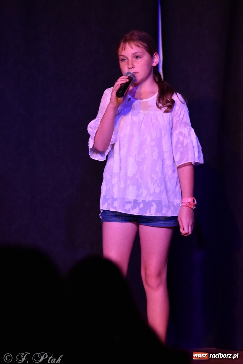 Zdjęcie w galerii na portalu naszraciborz.pl: Soliści kół wokalnych z MDK zaśpiewali na zamku [FOTO] wiadomości z regionu