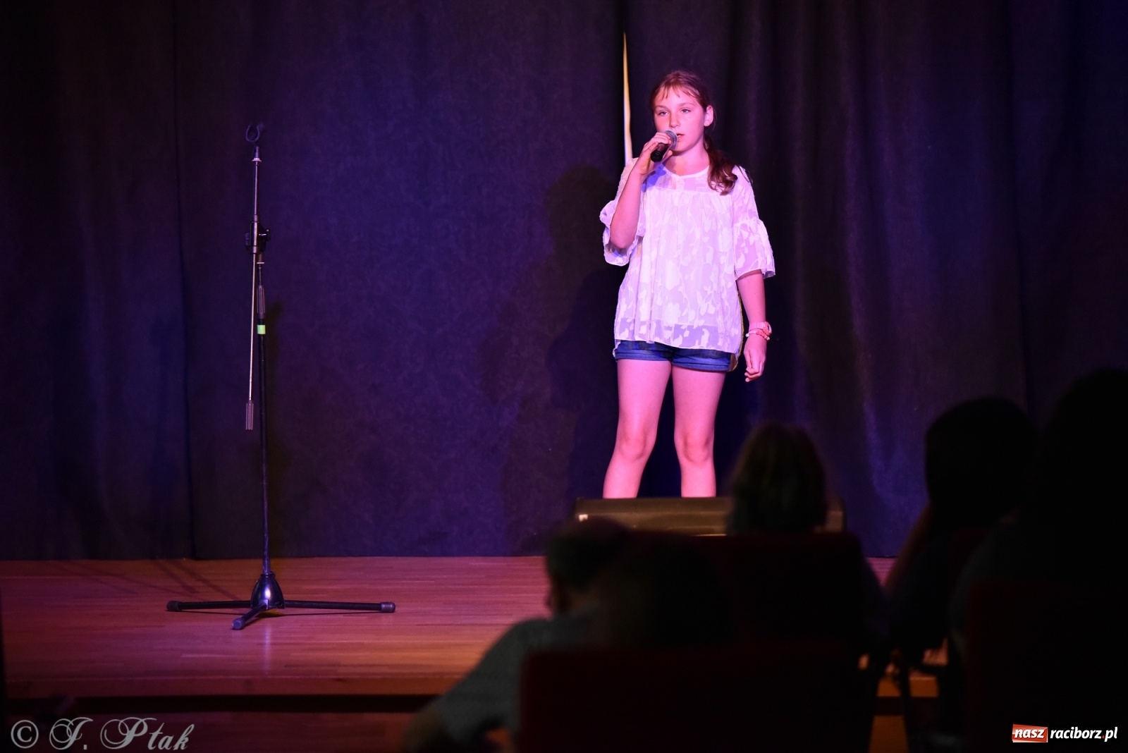 Zdjęcie w galerii na portalu naszraciborz.pl: Soliści kół wokalnych z MDK zaśpiewali na zamku [FOTO] wiadomości z regionu