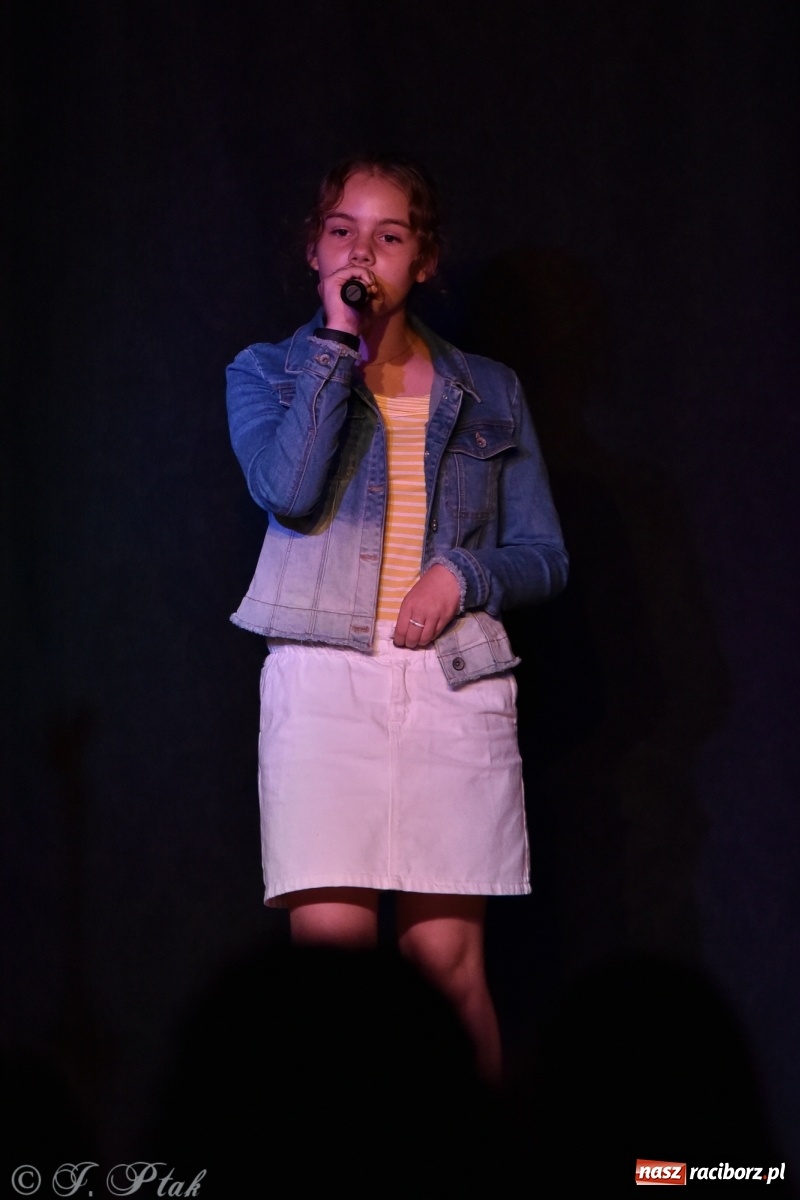 Zdjęcie w galerii na portalu naszraciborz.pl: Soliści kół wokalnych z MDK zaśpiewali na zamku [FOTO] wiadomości z regionu