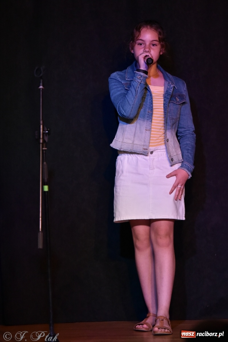 Zdjęcie w galerii na portalu naszraciborz.pl: Soliści kół wokalnych z MDK zaśpiewali na zamku [FOTO] wiadomości z regionu