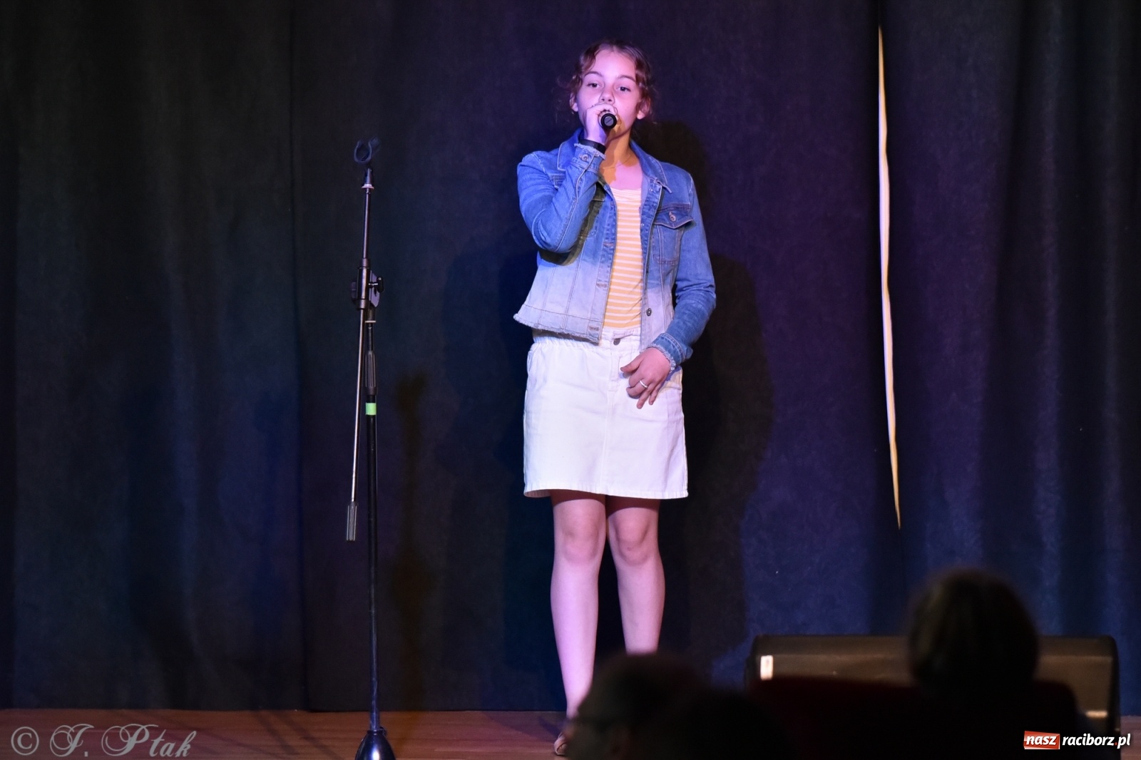 Zdjęcie w galerii na portalu naszraciborz.pl: Soliści kół wokalnych z MDK zaśpiewali na zamku [FOTO] wiadomości z regionu