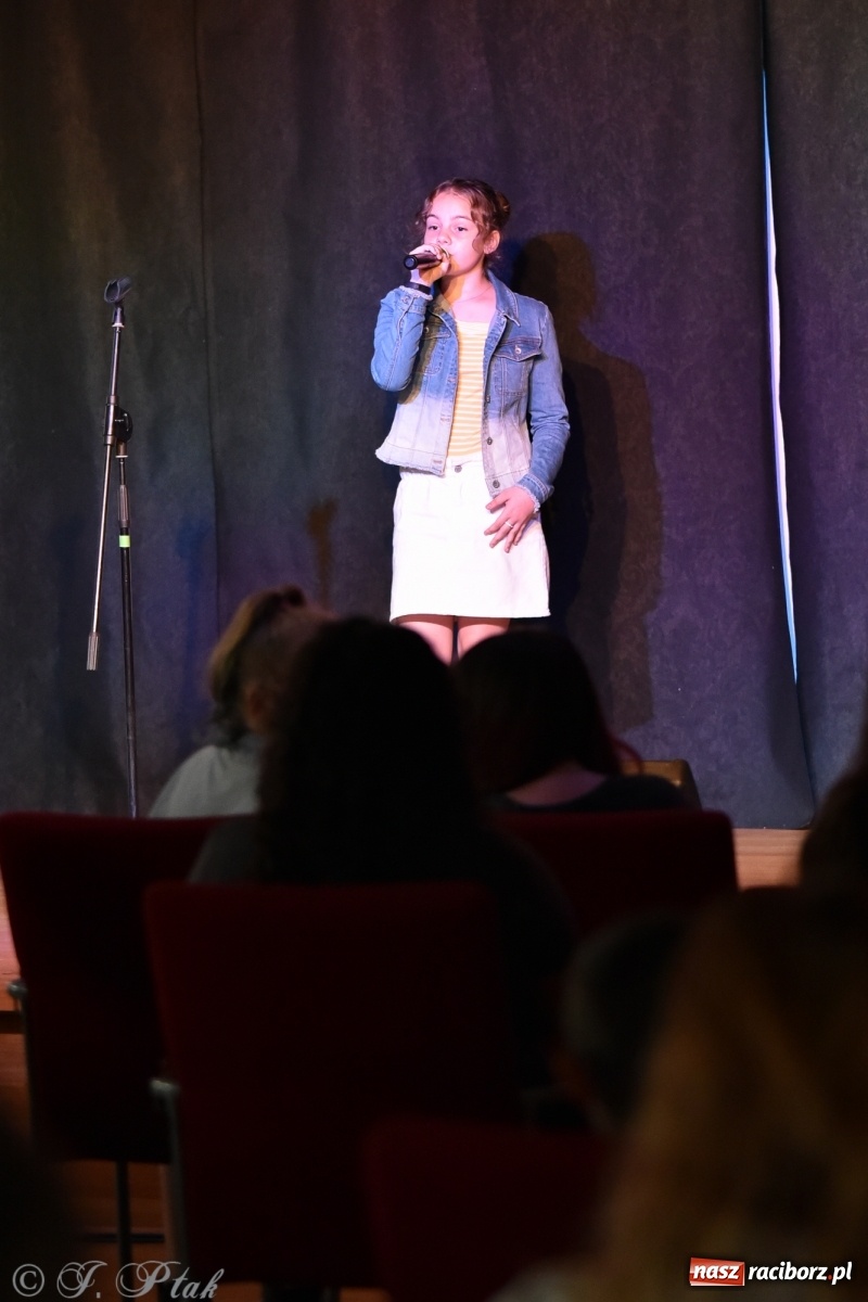 Zdjęcie w galerii na portalu naszraciborz.pl: Soliści kół wokalnych z MDK zaśpiewali na zamku [FOTO] wiadomości z regionu