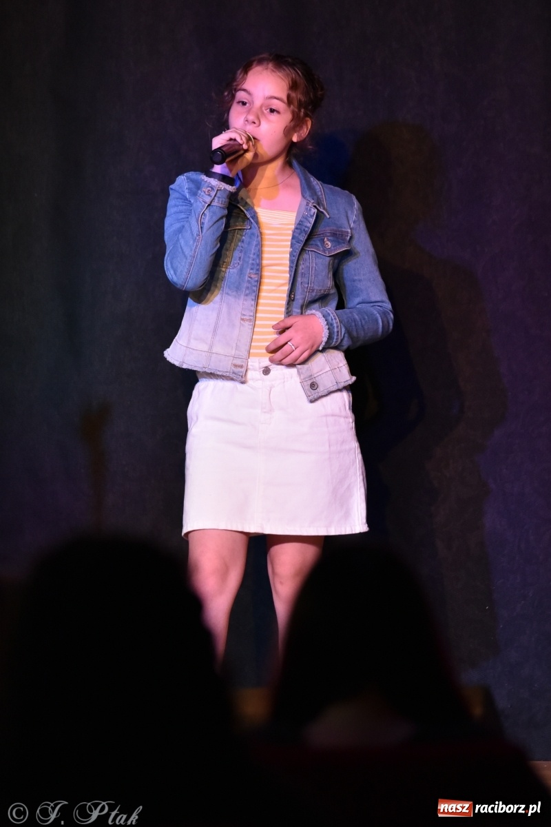 Zdjęcie w galerii na portalu naszraciborz.pl: Soliści kół wokalnych z MDK zaśpiewali na zamku [FOTO] wiadomości z regionu