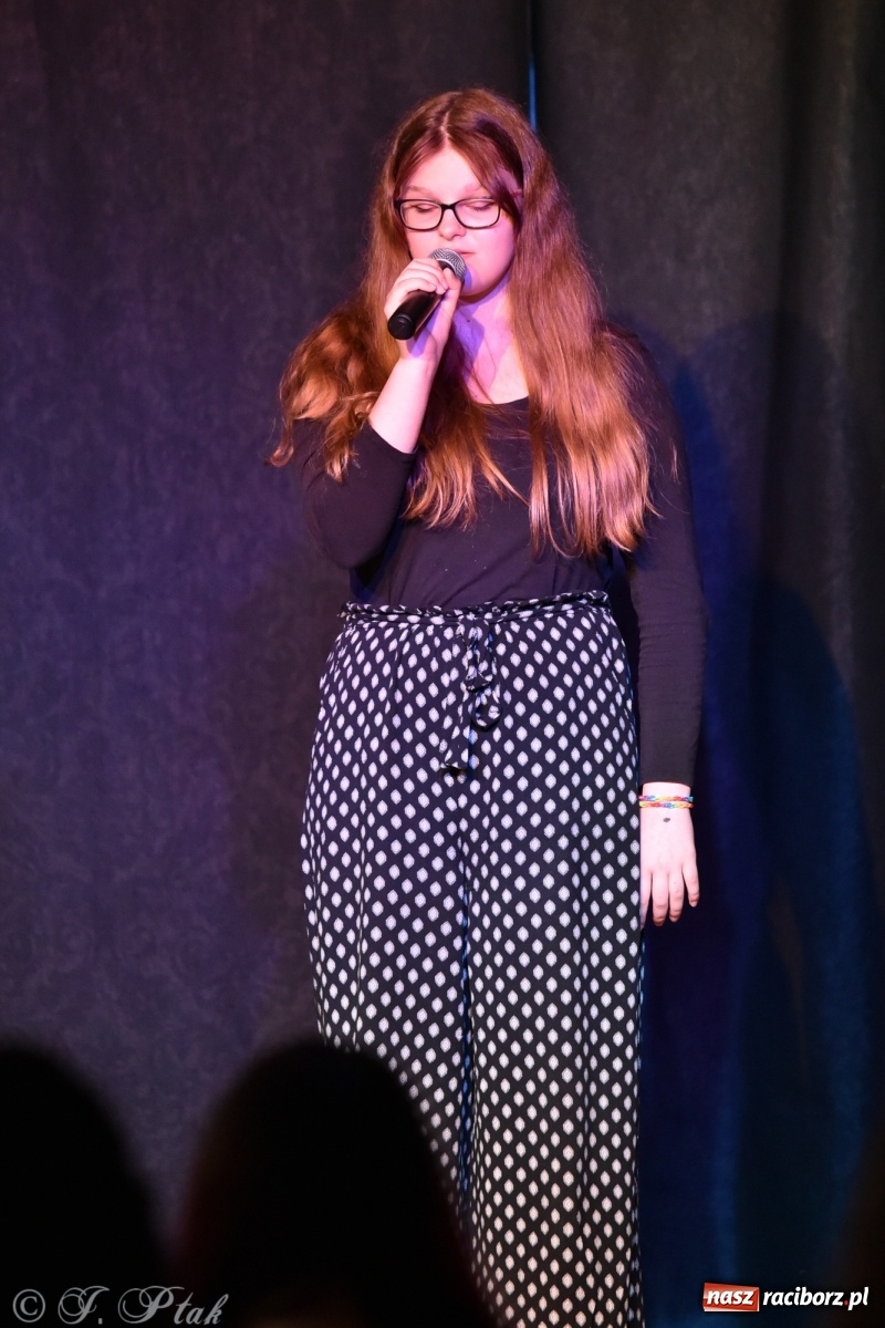 Zdjęcie w galerii na portalu naszraciborz.pl: Soliści kół wokalnych z MDK zaśpiewali na zamku [FOTO] wiadomości z regionu