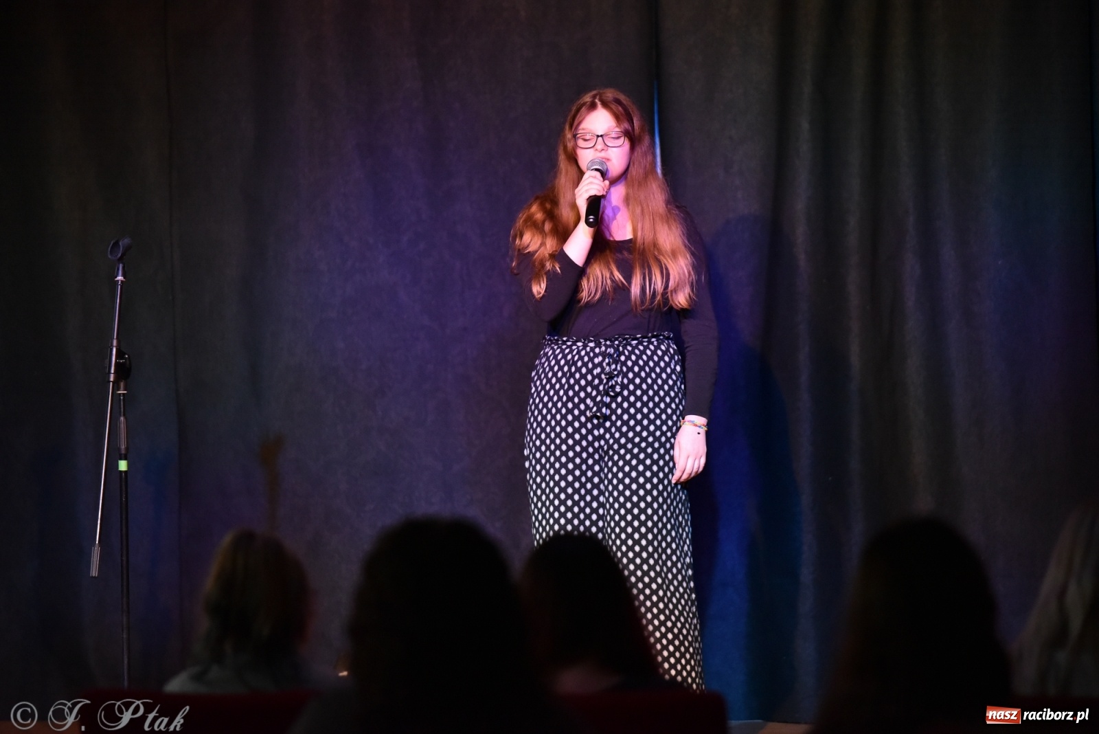 Zdjęcie w galerii na portalu naszraciborz.pl: Soliści kół wokalnych z MDK zaśpiewali na zamku [FOTO] wiadomości z regionu