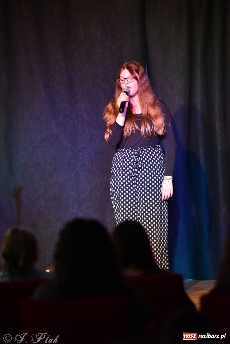 Zdjęcie w galerii na portalu naszraciborz.pl: Soliści kół wokalnych z MDK zaśpiewali na zamku [FOTO] wiadomości z regionu