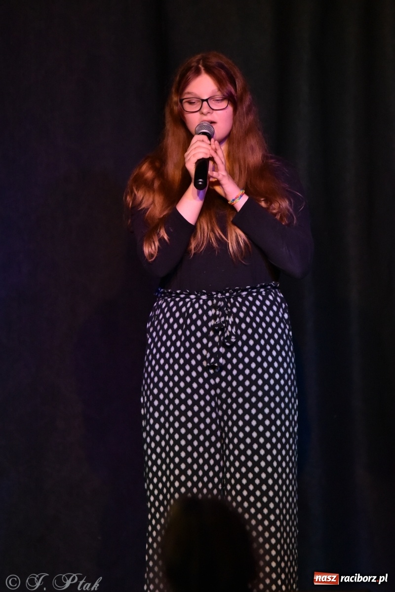 Zdjęcie w galerii na portalu naszraciborz.pl: Soliści kół wokalnych z MDK zaśpiewali na zamku [FOTO] wiadomości z regionu