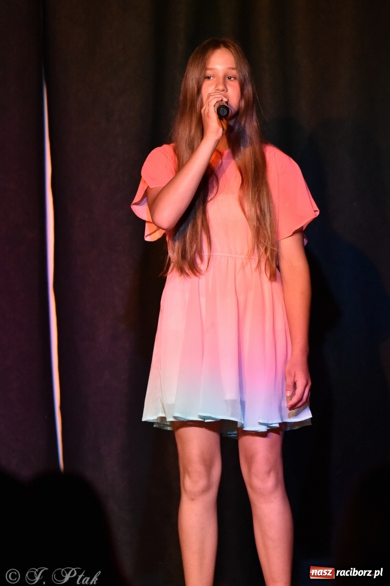 Zdjęcie w galerii na portalu naszraciborz.pl: Soliści kół wokalnych z MDK zaśpiewali na zamku [FOTO] wiadomości z regionu