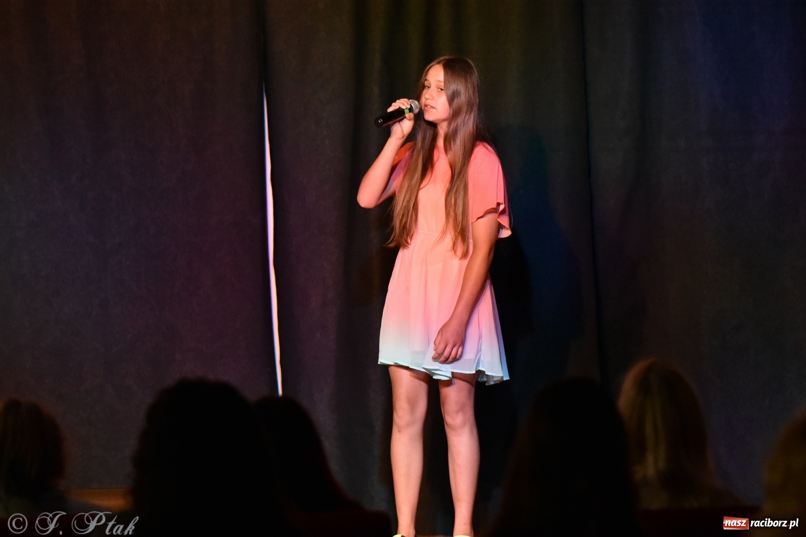 Zdjęcie w galerii na portalu naszraciborz.pl: Soliści kół wokalnych z MDK zaśpiewali na zamku [FOTO] wiadomości z regionu