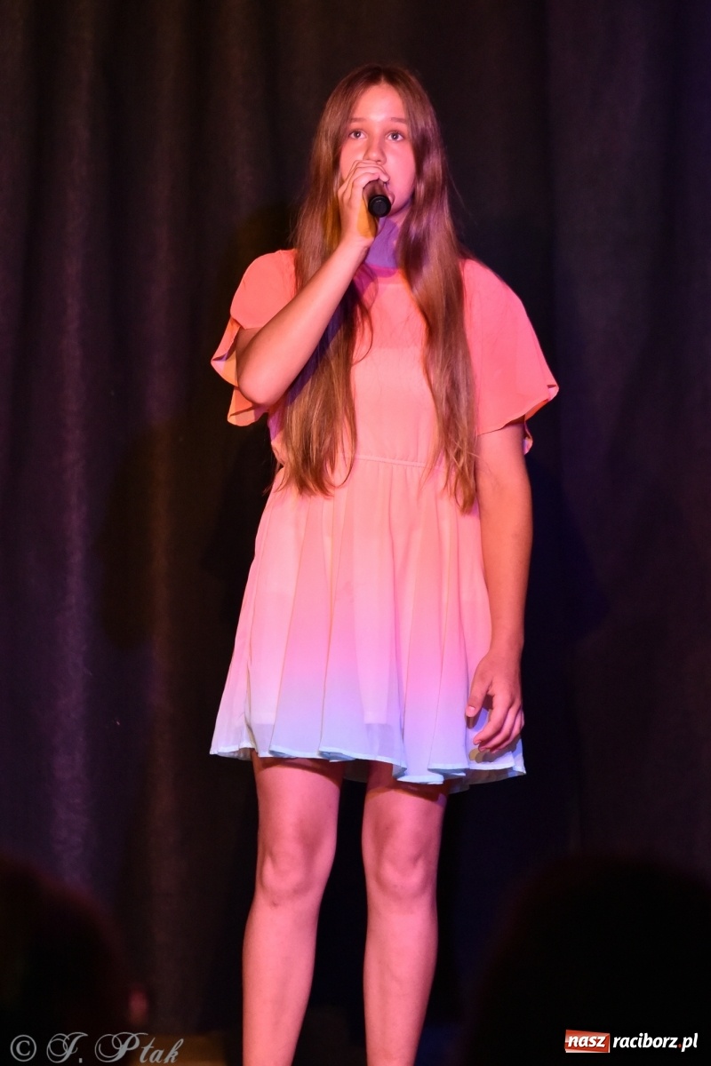 Zdjęcie w galerii na portalu naszraciborz.pl: Soliści kół wokalnych z MDK zaśpiewali na zamku [FOTO] wiadomości z regionu