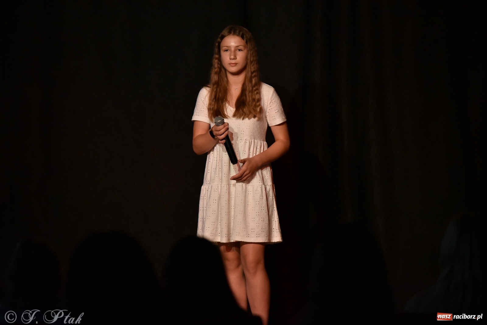 Zdjęcie w galerii na portalu naszraciborz.pl: Soliści kół wokalnych z MDK zaśpiewali na zamku [FOTO] wiadomości z regionu