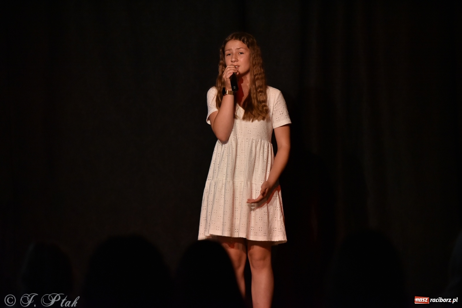 Zdjęcie w galerii na portalu naszraciborz.pl: Soliści kół wokalnych z MDK zaśpiewali na zamku [FOTO] wiadomości z regionu