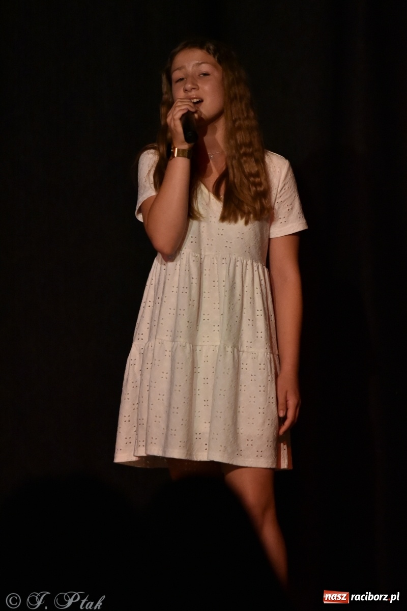 Zdjęcie w galerii na portalu naszraciborz.pl: Soliści kół wokalnych z MDK zaśpiewali na zamku [FOTO] wiadomości z regionu