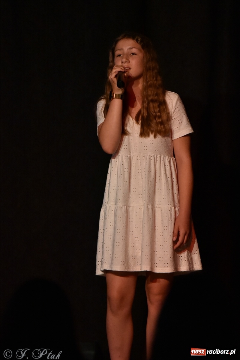 Zdjęcie w galerii na portalu naszraciborz.pl: Soliści kół wokalnych z MDK zaśpiewali na zamku [FOTO] wiadomości z regionu