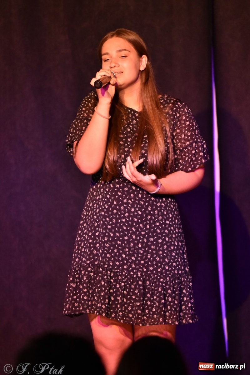 Zdjęcie w galerii na portalu naszraciborz.pl: Soliści kół wokalnych z MDK zaśpiewali na zamku [FOTO] wiadomości z regionu